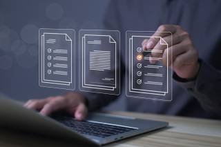 Foto: Laptop mit digitaler Checkliste